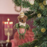 Sjaal Met Verhaal - Hanger Beer Met Trommel - Mistletoe Green